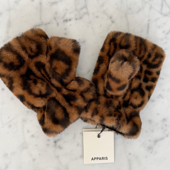 Apparis Ariel Faux Fingerless Fur Gloves - NWT - Picture 3 of 3